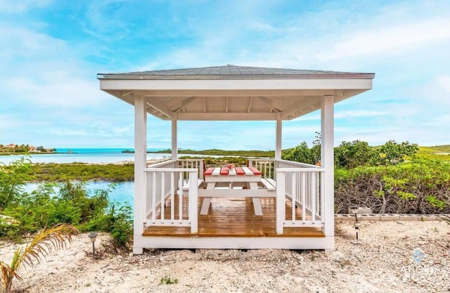 Cozy Beachside Retreat by Chalk Sound Lagoon