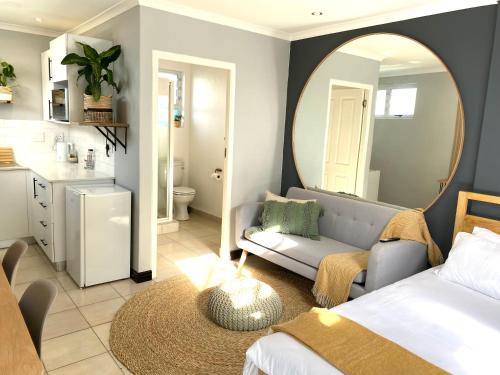 Cozy Beachside Studio Apartment on Surfers Corner