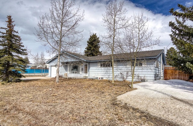 Cozy Bear Cottage- Nice large home in town. Close to Ski Cooper!