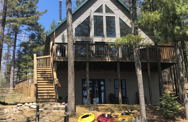 Bear's Den Lakefront Chalet w / Jacuzzi Kayaks PaddleBoat WiFi A / C Golf Trineo de esquí !!