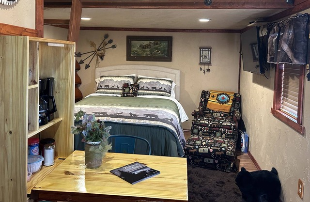 Cozy Bear themed Cabin close to Blanchard/walking trails/fishing pond