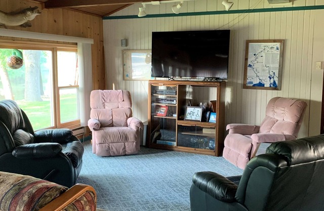 Cozy beautiful cottage on the Wolf River located 5 miles New London