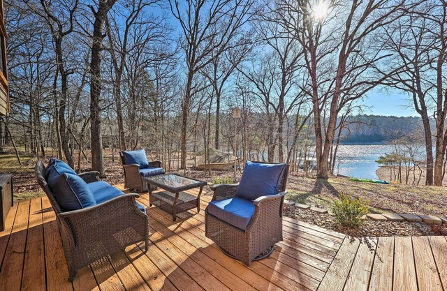 Cozy Beaver Lake Cabin w/ Waterfront View & Kayaks