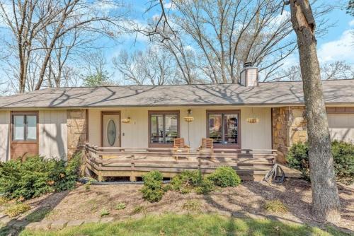 Cozy Bike-In & Out Retreat - Fire Pit Pet Friendly