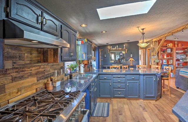 ¡NUEVO! Casa acogedora en Black Hills con 13 acres, terraza y vista