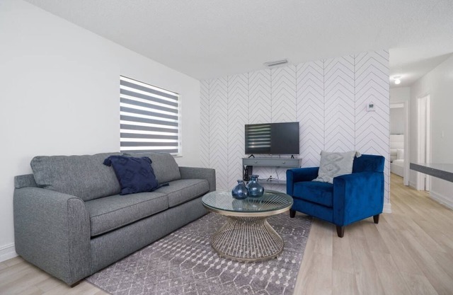 Cozy Blue Door Duplex, Central in Cutler Bay