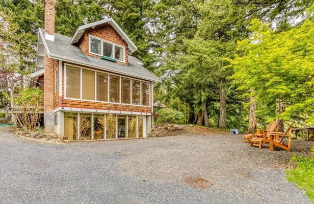 Cozy Blueberry Cottage Studio Stevenson, king bed, kitchenette, p