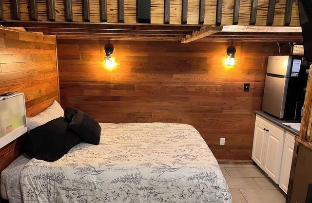 Cozy Bourbon Trail Loft suite in charming Loretto