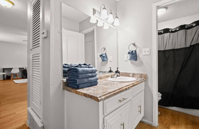 Cozy Brentwood Smart Suite! |15 Min to 6th!