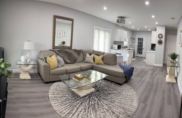 Cozy & bright upper unit; 3BD with workspace; free parking; private laundry