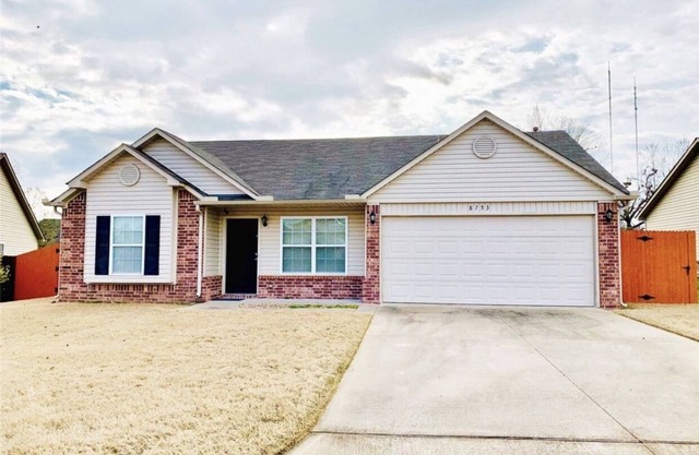 Cozy Broken Arrow Home -- Special Pricing for 30+ day stays!
