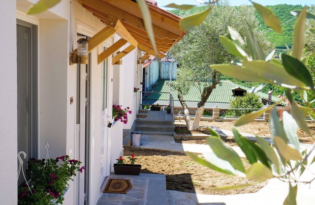 Cozy Bungalow in charming Roshnik Village 102