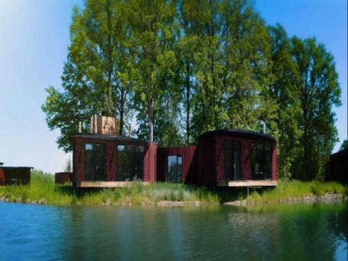 Cozy Bungalow & Shared Pools