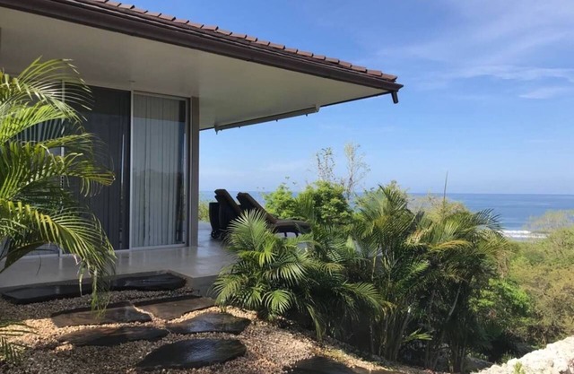 Acogedor bungalow todas las comodidades modernas y vistas panorámicas al mar!