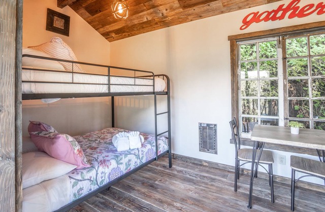 Litera y cenador con 6 camas queen y un espacio privado al aire libre