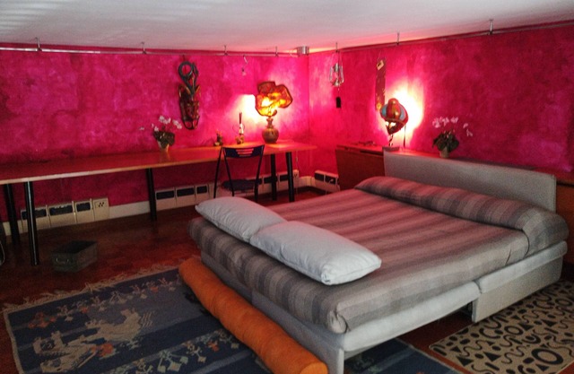 Cozy business room 100 mt. from Piramide Station and Garbatella metro station