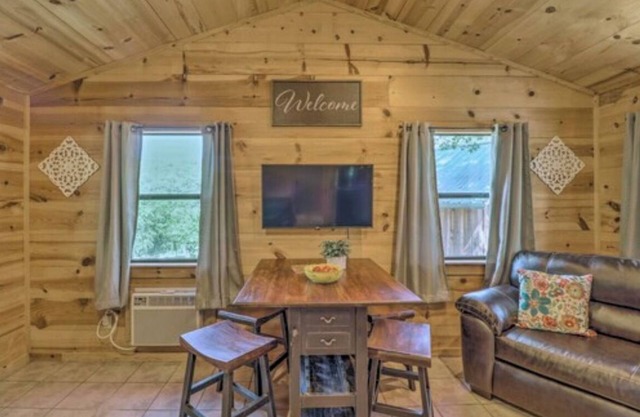 Cozy cabin 1 bedroom, WiFi, AC above Sylamore Creek in welcoming Mountain View