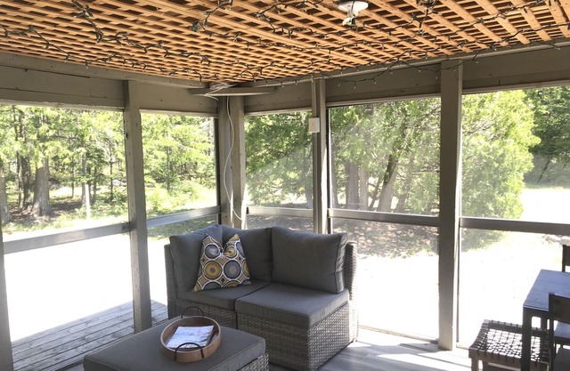 Cozy Cabin 20m South of Tobermory-firepit, yard & gorgeous backyard spa