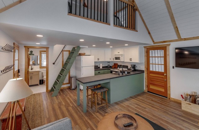 Cozy cabin 25ft off the water! Near shopping, Restaurants, Attractions & Golf!
