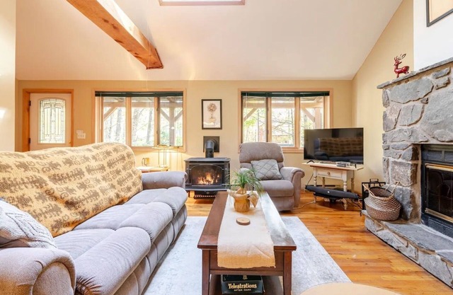 Cozy Cabin at Big Bear Mountain: Pools, Lake, Ski, Horseback & More at Masthope!