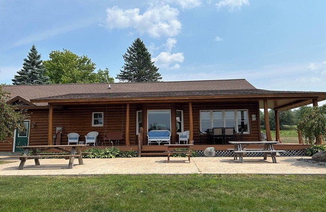 Cozy cabin. Boyne Falls, MI. Pet friendly. Sleeps 10. Full amenities. Views.