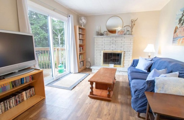 Cozy Cabin by 2 Pristine Beaches