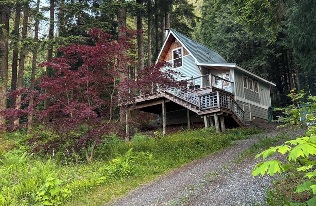 Cozy Cabin by Lake Cavanough