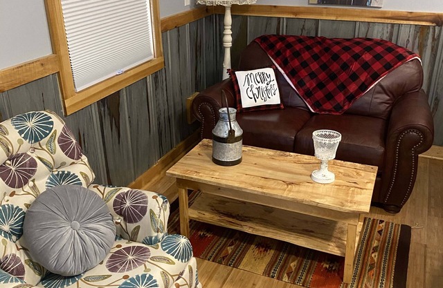 Cozy Cabin by the Creek