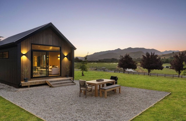 Cozy Cabin called The Lake Hayes Hut, situated in Queenstown