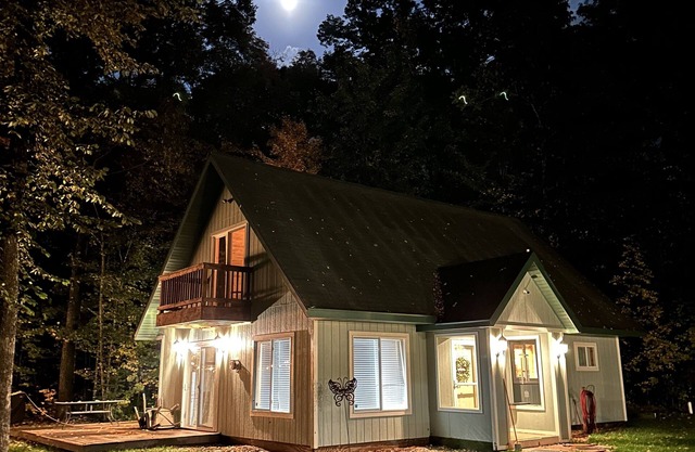 Cozy Cabin close to LCO & Grindstone Lakes, minutes from Hayward & Stone Lake