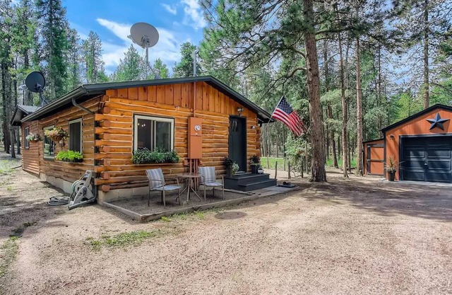 Cozy Cabin close to the Lake, Hiking, Snowshoe, Skiing