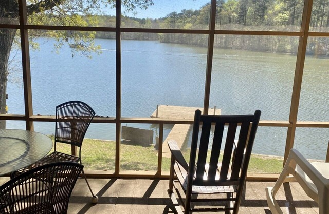 cozy cabin directly on beautiful Lake Martin