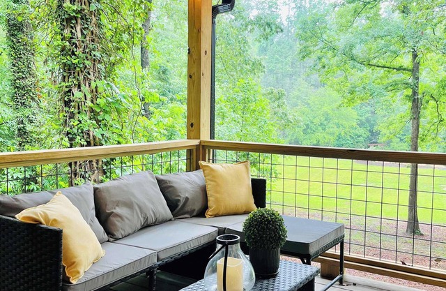 Cozy Cabin, Fire pit, Hot Tub, Beautiful CreekSide