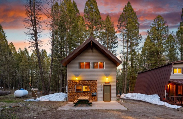 Cozy Cabin+foozball+Fire Pit+40 mins 2 YSNP!