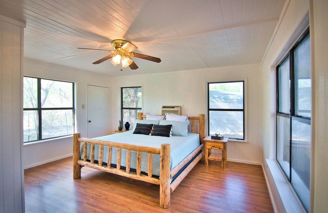 Cozy cabin for 2, 9 miles N. of Mason with WiFi, AC, hiking starry nights.