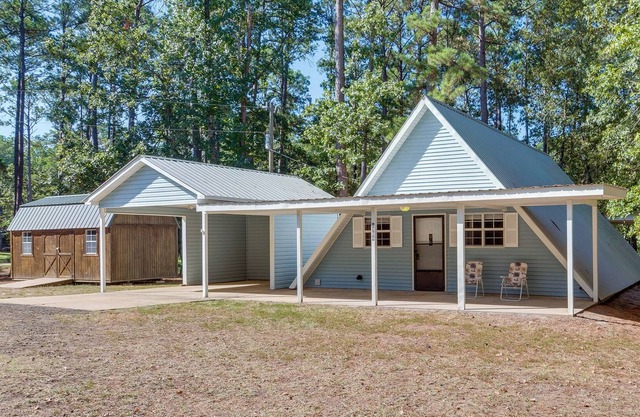 Cozy Cabin Getaway 1 Mi to Toledo Bend Lake!