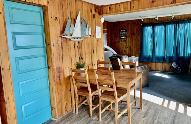 Cozy Cabin Getaway Right on the Water! Great fishing lake. Near Mille Lacs
