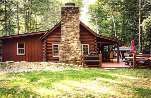 Cozy cabin hideaway bordering mountain creek.