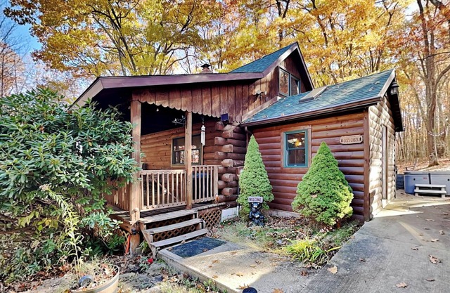 Cozy Cabin | Hot Tub, Fire Pit, Game Room