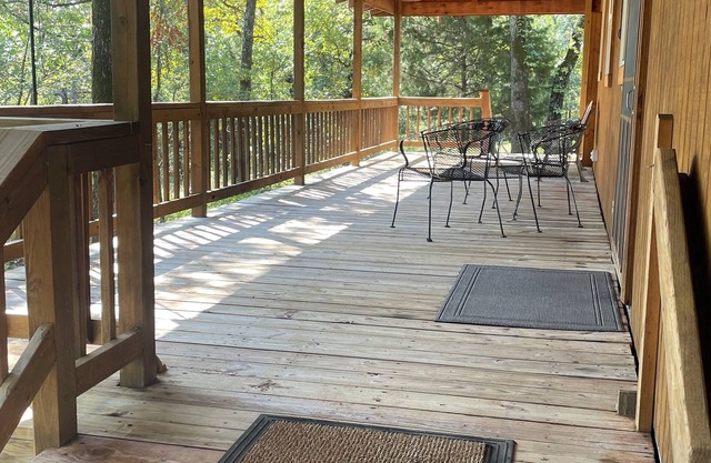Cozy cabin in a country setting with a private porch for relaxing and WiFi.