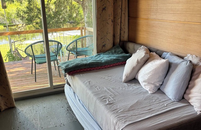 Cozy cabin in charming New Bern with AC, WiFi, salt water pool and River access.