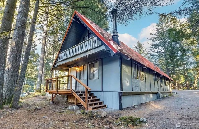 Cozy cabin in enchanting Packwood with AC, WiFi and EV charger