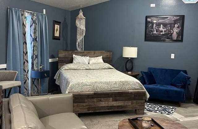 Cozy cabin in Historic Idlewild with WiFi, AC, & access to the snowmobile trail.