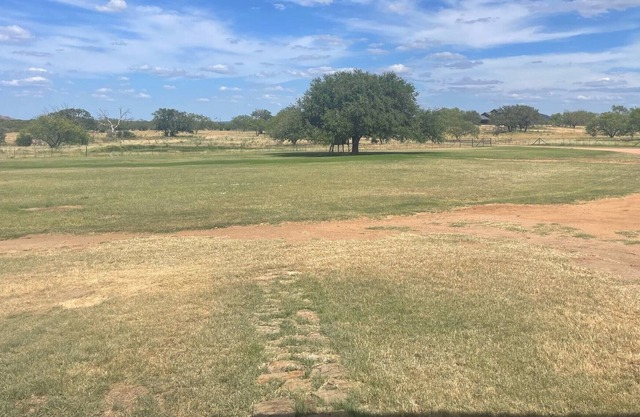 Cozy cabin in Llano Texas on an Equestrian Ranch.