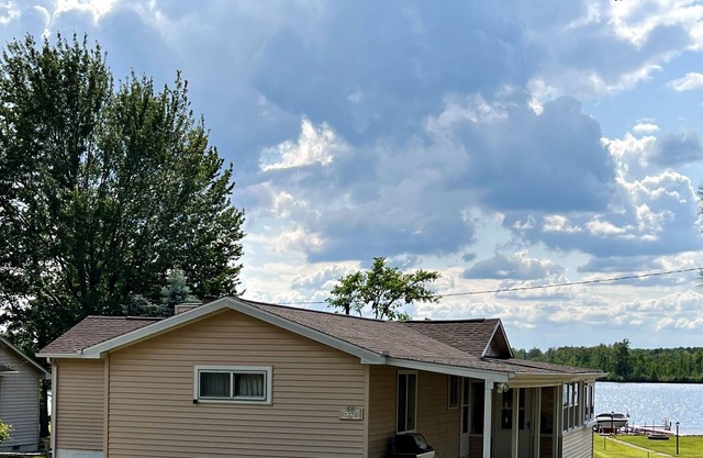 Cozy Cabin in Northeast Michigan on all sports lake-dock, kayaks, pet-friendly!