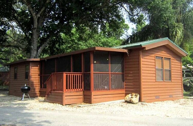 Cozy Cabin in riverfront resort