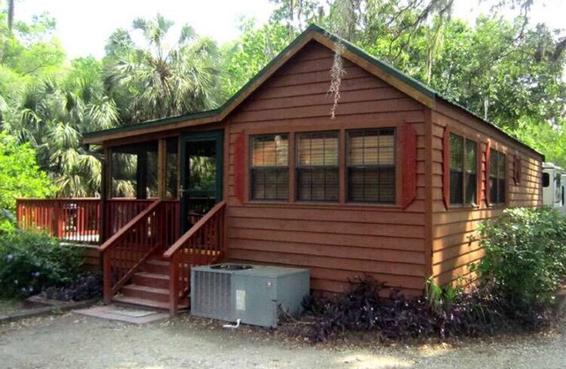 Cozy Cabin in riverfront resort