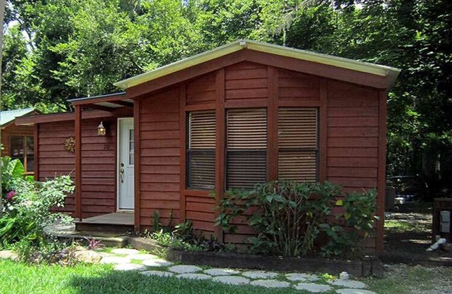 Cozy Cabin in riverfront resort