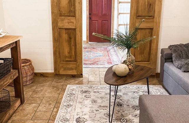 Cozy cabin in serene natural setting. Rustic charm with modern amenities!