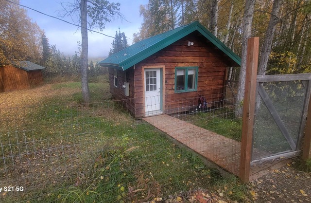 Cozy cabin in serene Fairbanks with WiFi access.